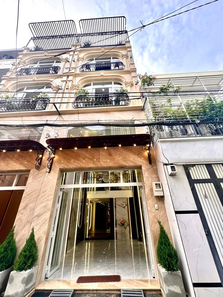 Nhà phố Gò Vấp 64m² giá 11 tỷ - Gần công viên Làng Hoa, có thang máy!