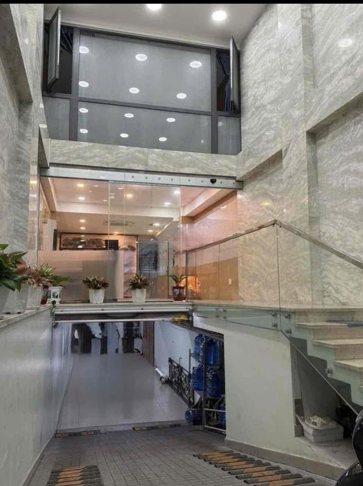 Cho thuê nhà mặt tiền Hùng Vương, P.4, Q.5, 180m² - Tiện nghi hiện đại, phù hợp kinh doanh!