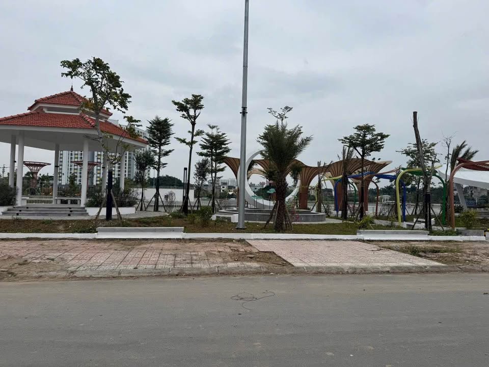 Đất lô góc 90m² tại Ngọc Thụy, Long Biên - Cạnh công viên, giá 26.1 tỷ hấp dẫn!