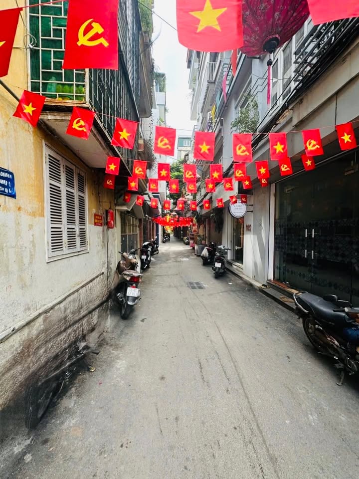 Nhà phố Cầu Giấy 32m² giá thỏa thuận - Vị trí đắc địa, kinh doanh sầm uất!