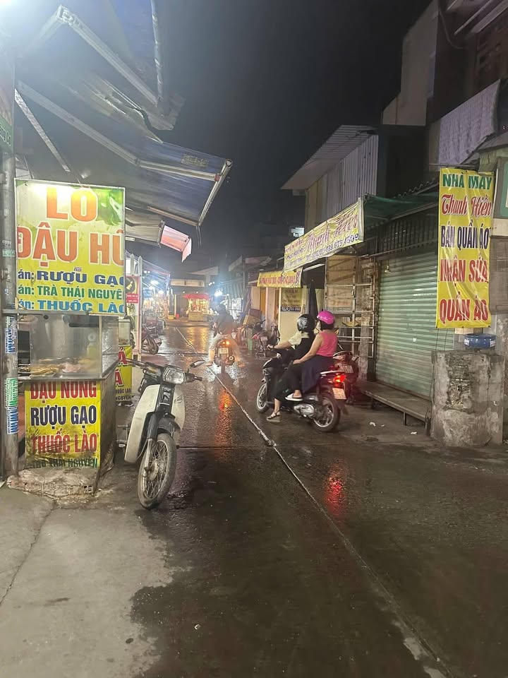 Nhà góc 2 mặt tiền chợ Bình Hưng Hòa B, Bình Tân 60m² chỉ 12 triệu/tháng - Kinh doanh sầm uất!