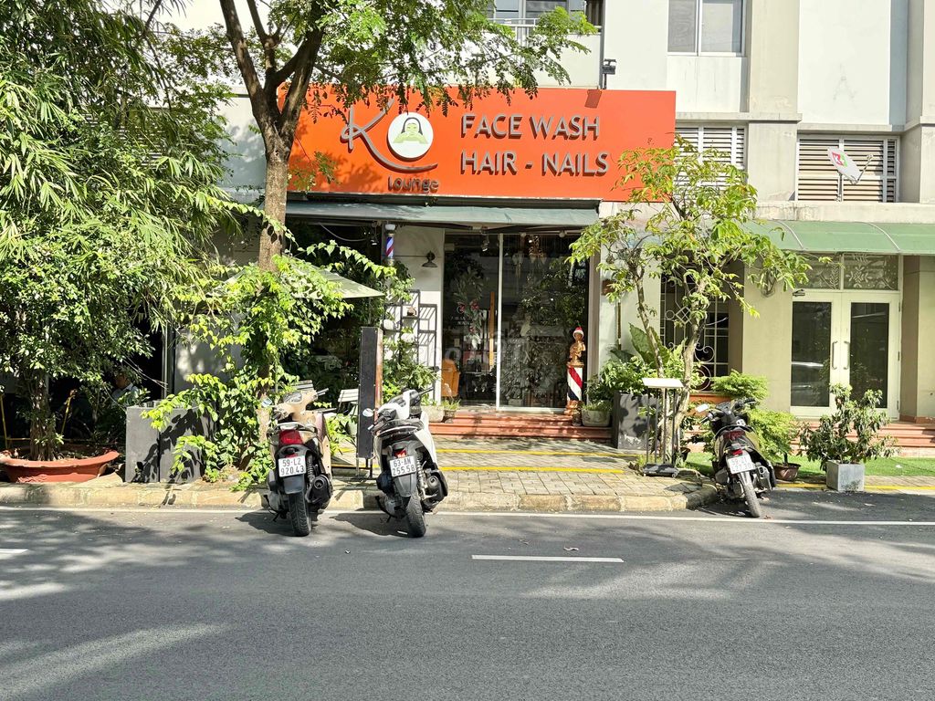 Sang gấp Saloon Tóc và Nail Phú Mỹ Hưng 160m² giá 120 triệu - Doanh thu ổn định!