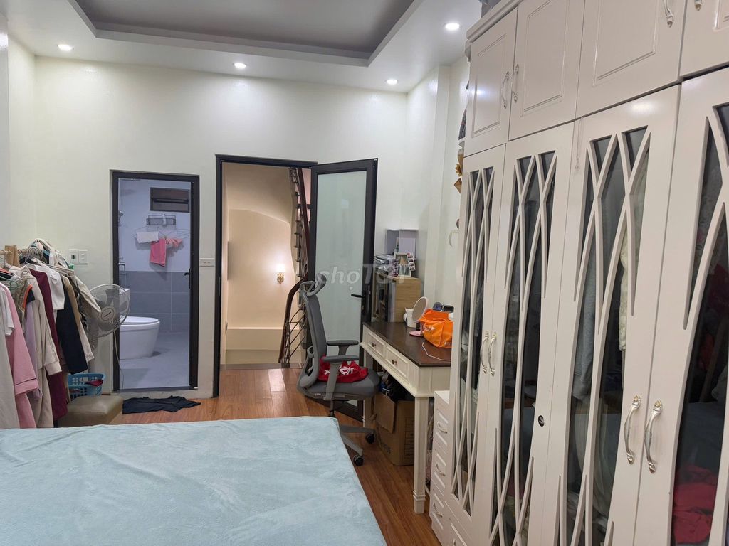 Nhà Lạc Long Quân 30m² giá 10 tỷ - Đầu tư an sinh lý tưởng!