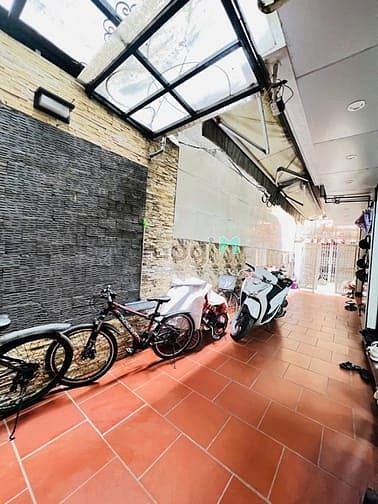 Bán Nhà Đặng Tiến Đông 37.6m² giá 11.5 tỷ - Sân cổng an ninh, gần mặt phố!