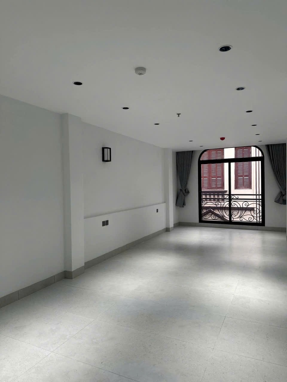 Bán nhà Nguyễn Chí Thanh, Đống Đa 40m² giá 23 tỷ - Kinh doanh đắc địa, đầy đủ tiện nghi!