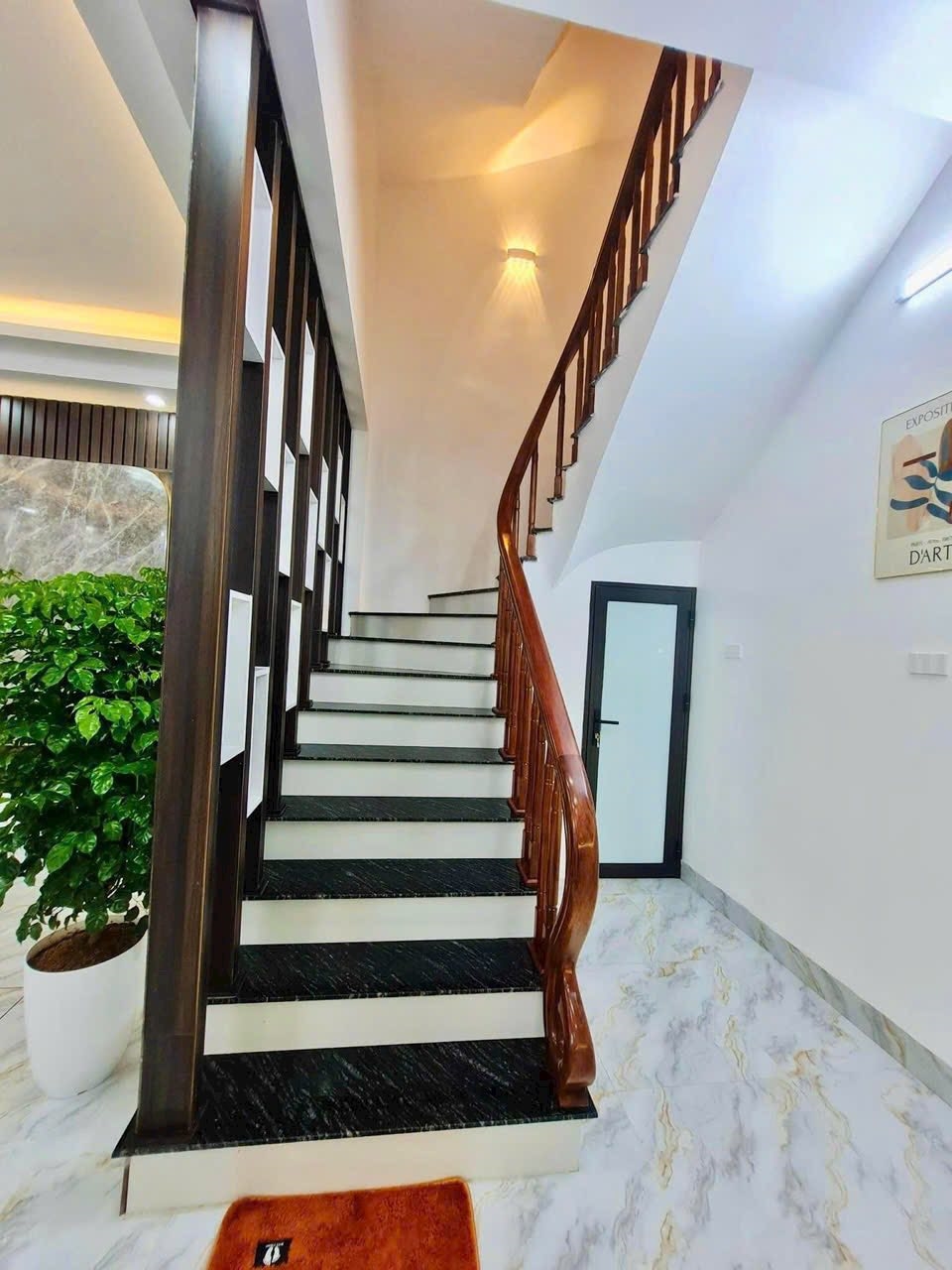 Nhà phố Lạc Long Quân, Cầu Giấy 42m² giá 9.79 tỷ - Gần Hồ Tây, Ô tô tránh