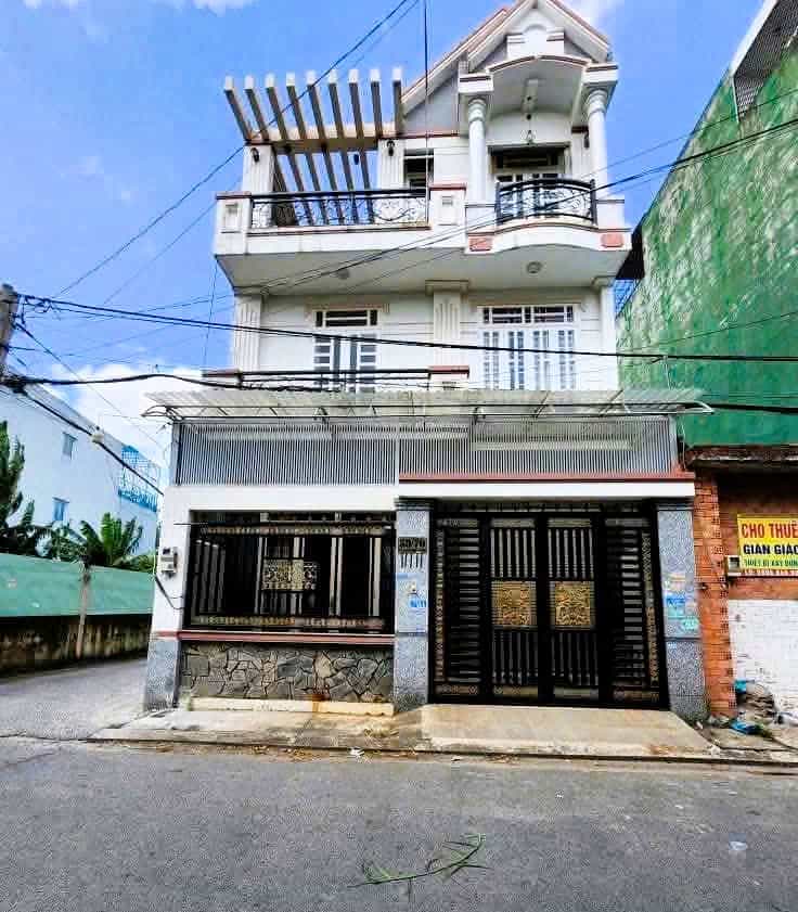 Nhà góc ấp 7 Bà Điểm 105m² giá 6,9 tỷ - Sổ hồng chính chủ, thiết kế hiện đại!