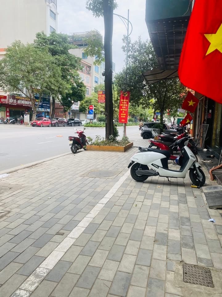 Nhà mặt phố Lạc Long Quân, Tây Hồ 90m² giá 48.5 tỷ - Kinh doanh sầm uất!