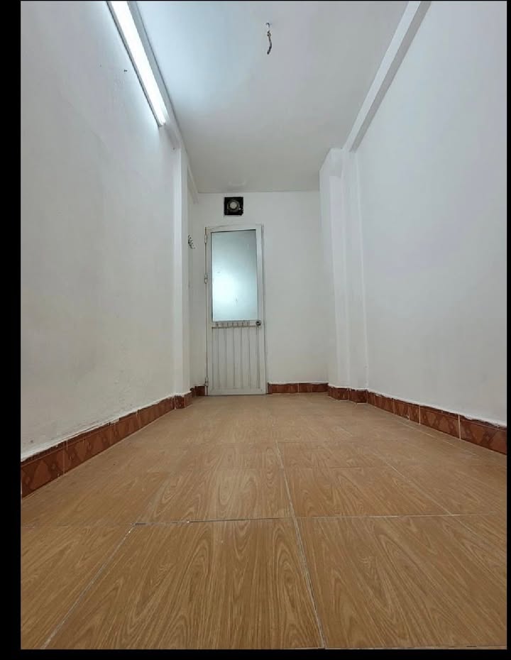 Nhà 5 tầng Đống Đa 11m² giá 2 tỷ - Sổ đỏ chính chủ, gần chợ Khâm Thiên!