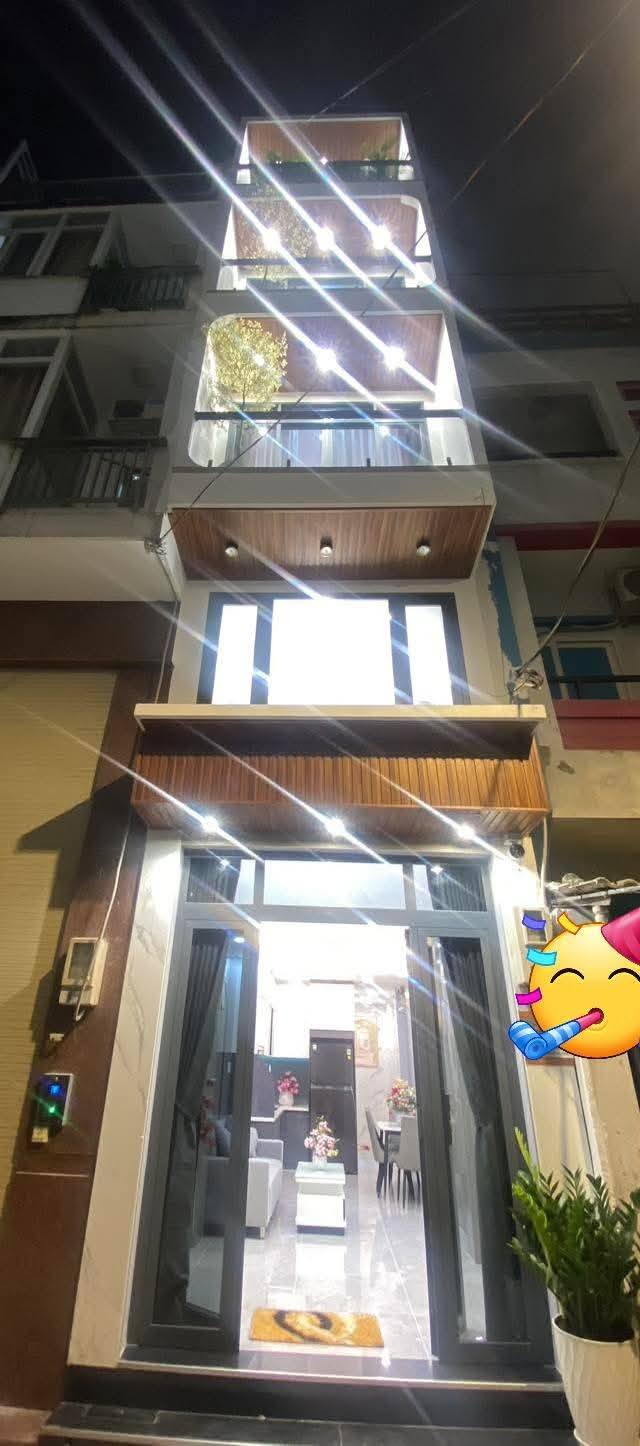 Nhà phố cao cấp 34m² tại CMT8, Q10 - Giá 12.8 tỷ - Thiết kế sang trọng, thang máy hiện đại!