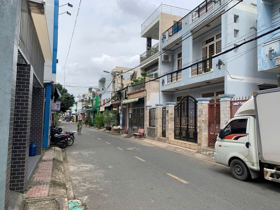 Nhà mặt tiền hẻm đường 182, Quận Thủ Đức, 160m² giá 12.5 tỷ - Tiện xây mới!