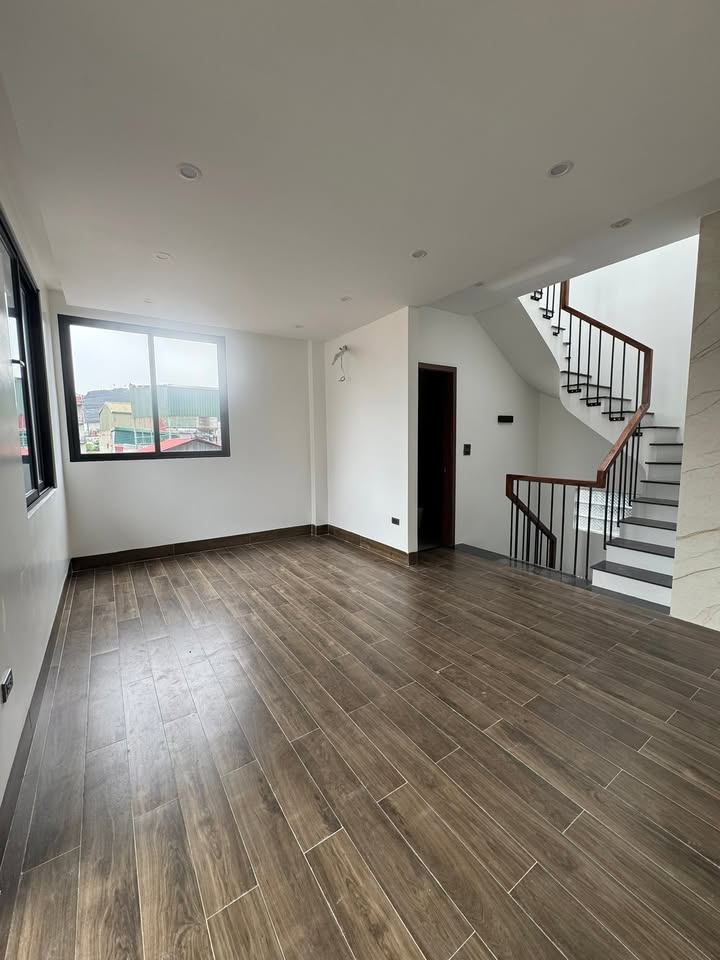 Nhà 6 tầng thang máy Cầu Giấy 43m² giá 8 tỷ - Ô tô dừng đỗ thoải mái!