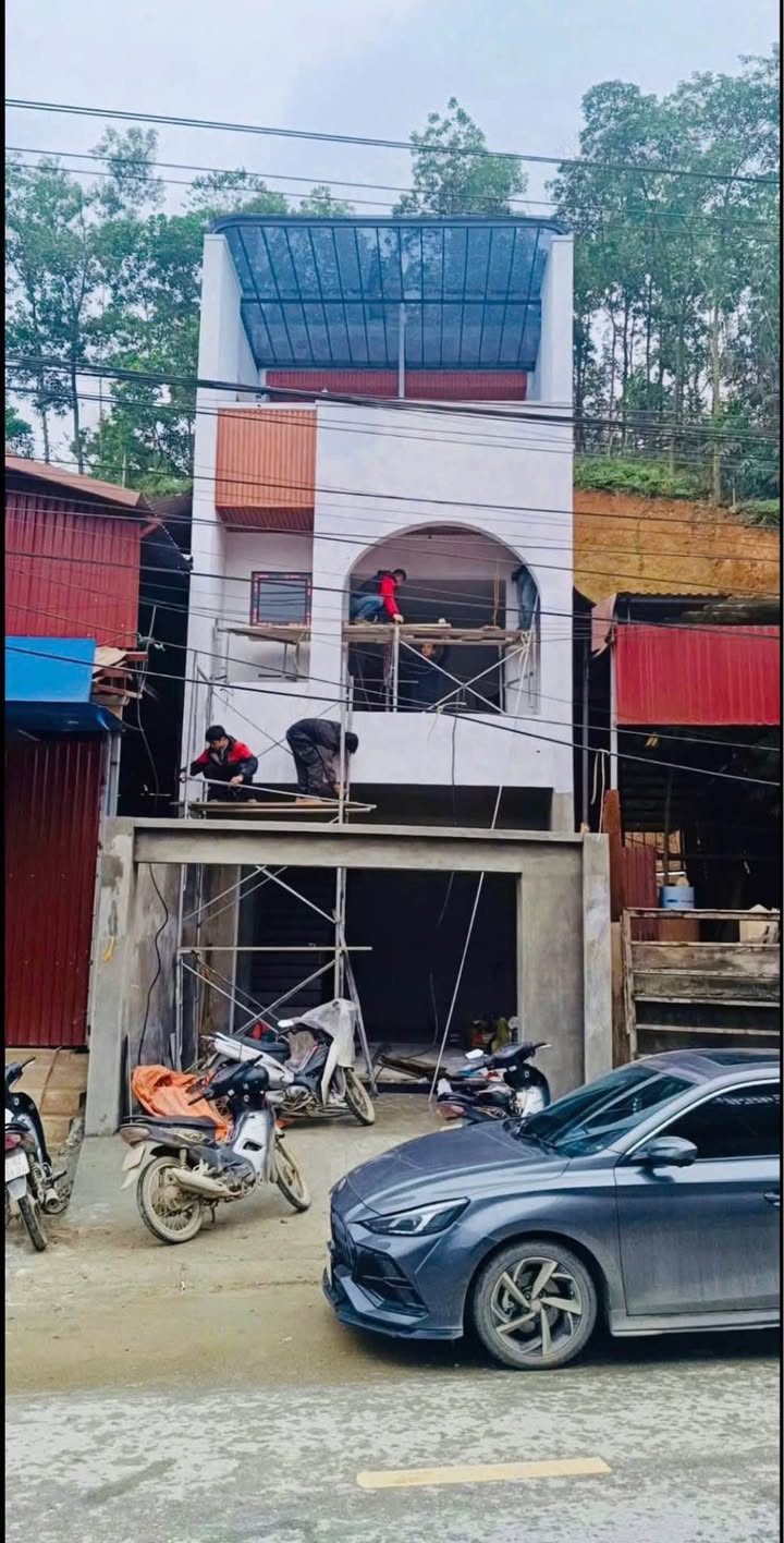 Nhà 2 tầng 1 tum đường Bảo Lương, Yên Bái 90m² giá 3 tỷ - Thiết kế hiện đại, nội thất cao cấp