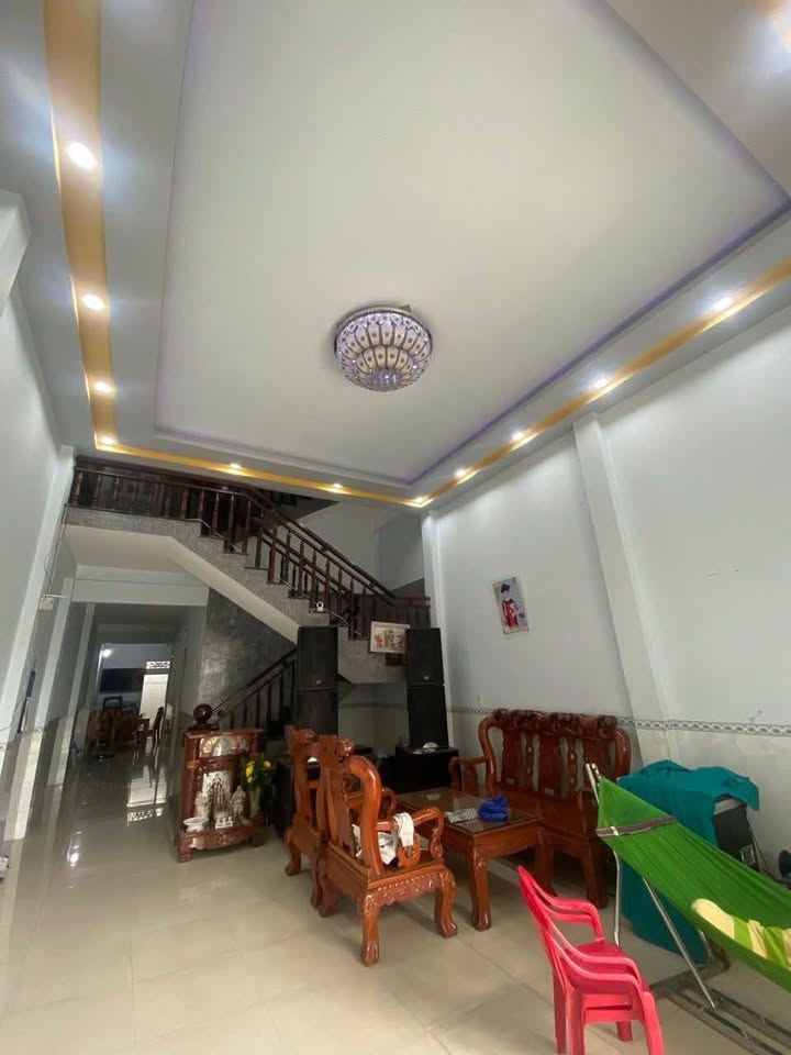 Nhà lầu Trảng Bom 150m² giá 2.75 tỷ - Sổ đỏ chính chủ, thuận tiện cho gia đình!