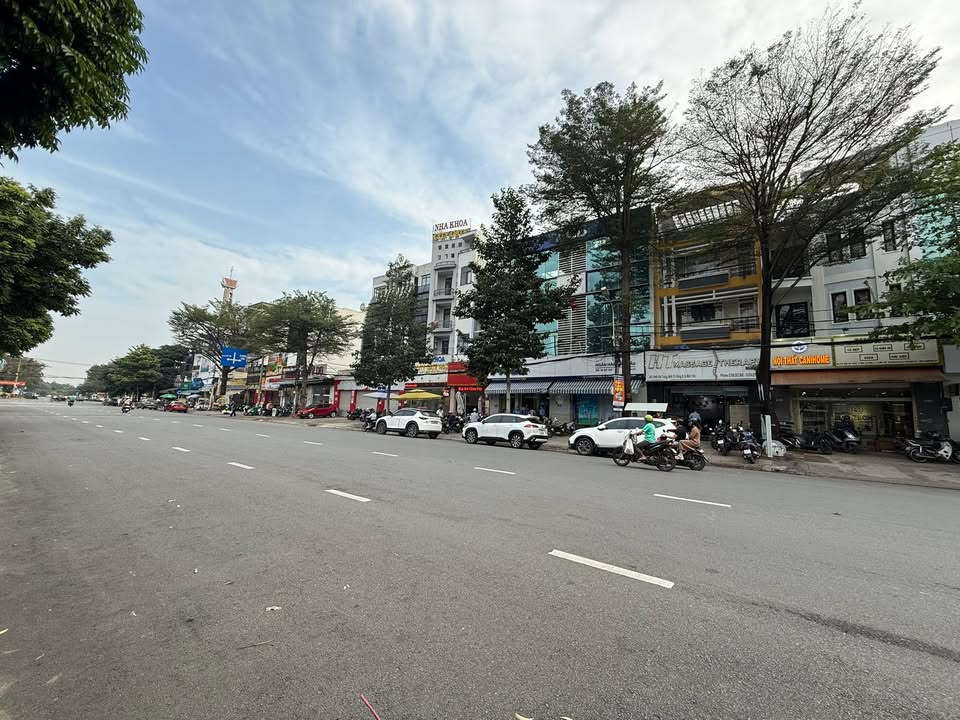 Nhà mặt tiền Vành Đai Trong quận Bình Tân 240m² giá 100 triệu - Kinh doanh mọi ngành nghề!