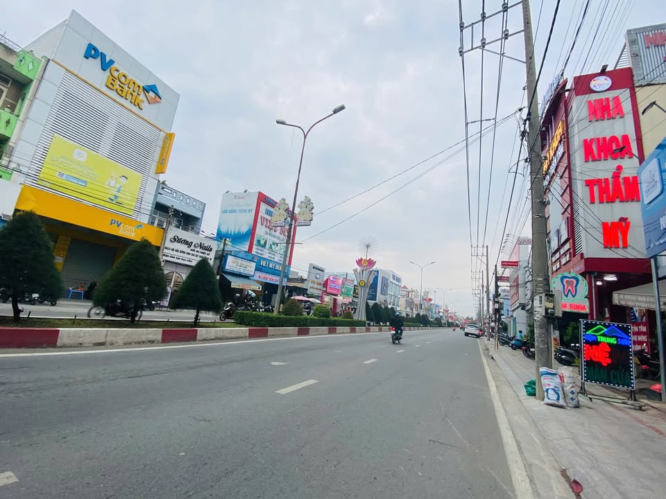 Đất thổ cư KDC Đường 10, Bến Lức 240m² giá 8.1 tỷ - Đối diện công viên xanh mát!