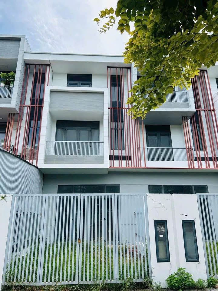 Nhà phố 3 tầng mặt tiền đường 3/2, Rạch Giá 118.75m² giá 5 tỷ - Đầu tư sinh lời lâu dài!