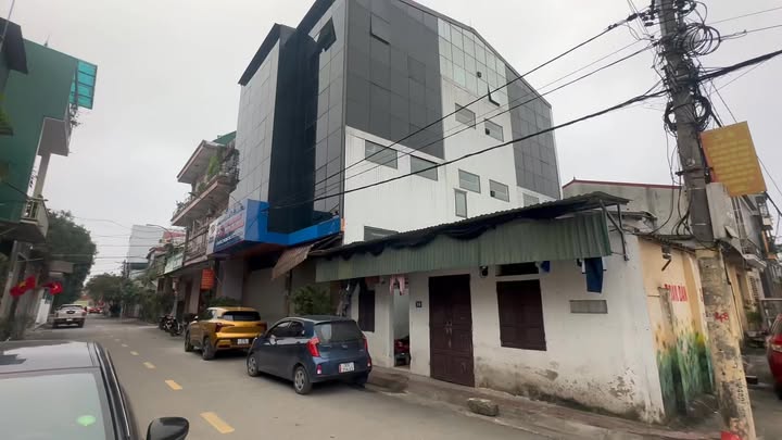 Nhà 4 tầng mặt đường Lê Viết Lượng, Vinh 160,4m² giá 16,5 tỷ - Đầu tư sinh lời ngay!