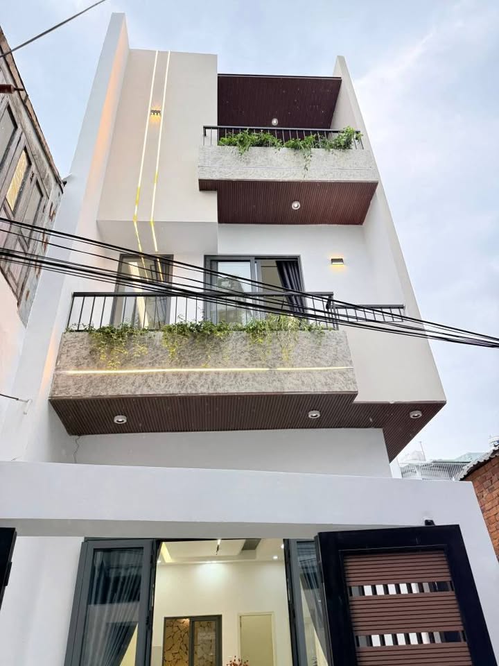 Nhà 3 tầng sân vườn quận Hải Châu, Đà Nẵng 76m² giá 5 tỷ - Vị trí đắc địa gần sông Hàn!