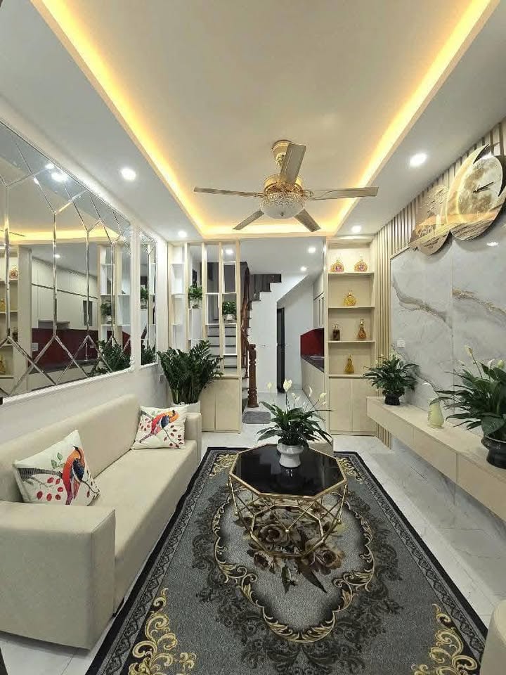 Nhà đẹp Sài Đồng Long Biên 25m² giá 3.7 tỷ - Trung tâm tiện ích ngập tràn!