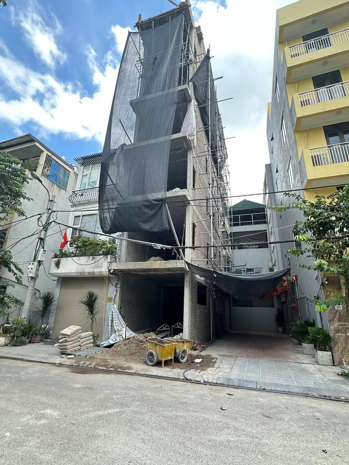 Bán căn front house Cổ Linh 40m² giá 18.3 tỷ - Nhà 7 tầng thang máy, nội thất cao cấp!