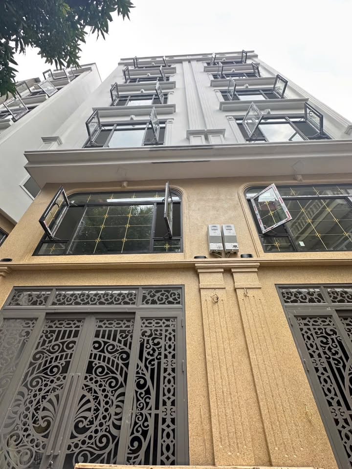 Nhà đẹp Thạch Bàn 40m² giá 9 tỷ - Gara ô tô và thang máy sẵn sàng!