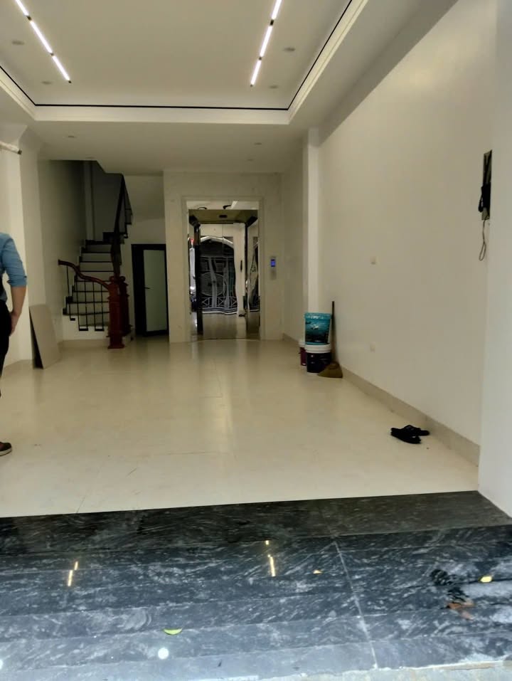 Nhà 7 Tầng Thang Máy Đường Hồng Tiến 41m² giá 14 tỷ - Đầu Tư Sinh Lời Ngay!