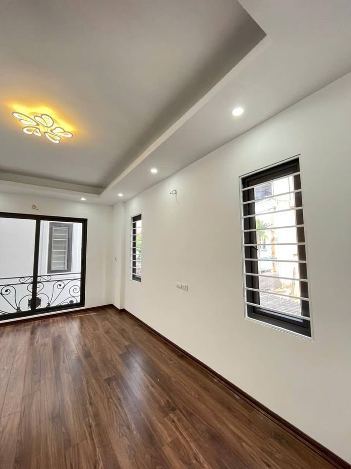 Bán nhà phố Việt Hưng 33m² giá 6.75 tỷ - Lô góc thoáng mát, pháp lý rõ ràng!
