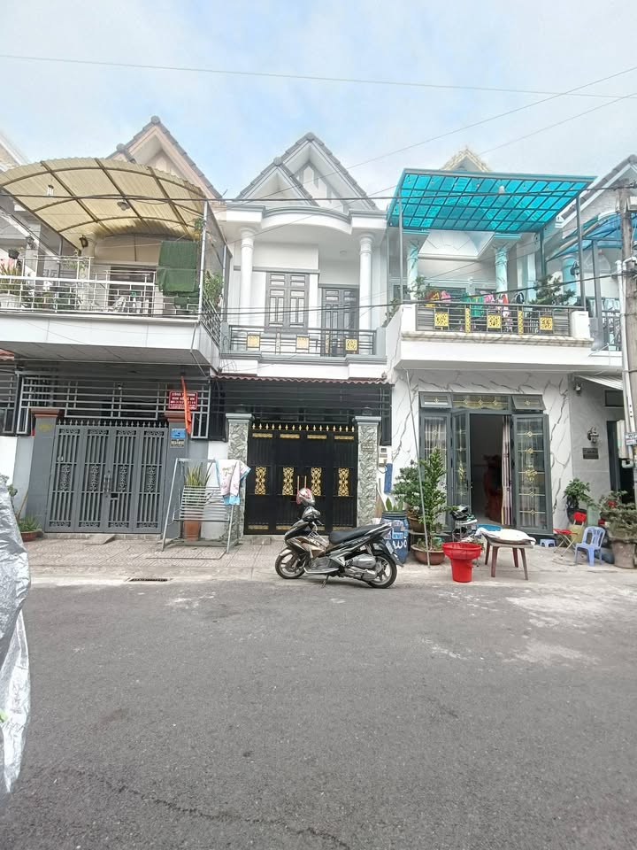 Nhà phố Dĩ An 64m² giá 4.36 tỷ - Sổ hồng chính chủ, tặng nội thất đầy đủ!