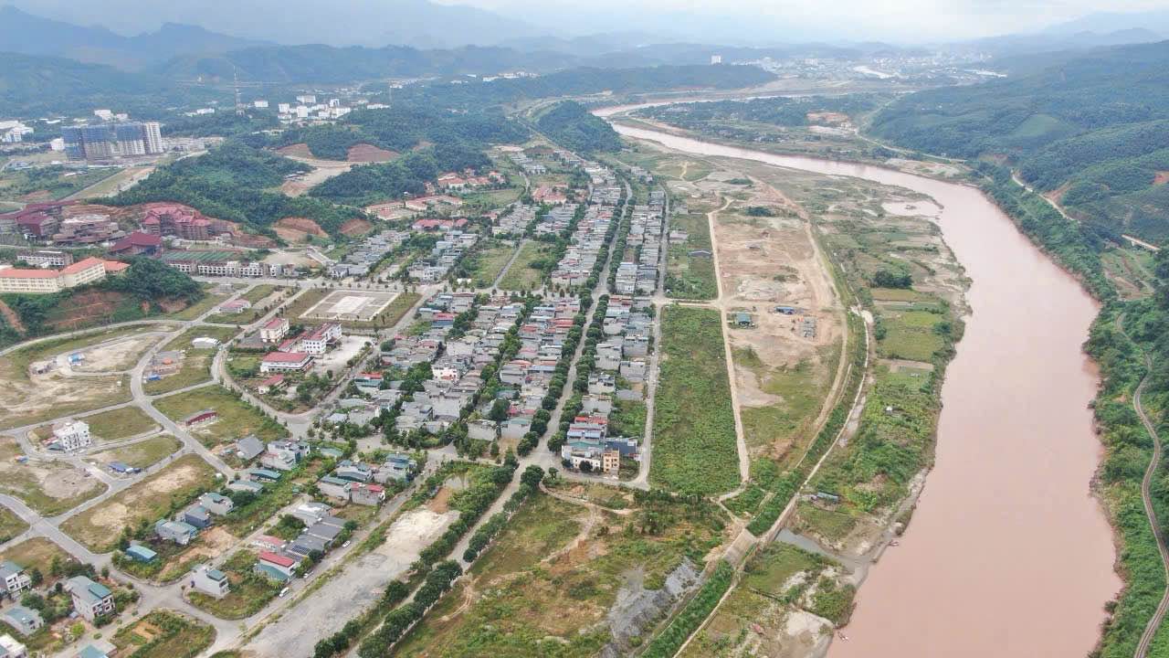 Đất nền đường Nguyễn Tuân, Lào Cai 100m² giá 1.53 tỷ - Hướng Đông Bắc view sông