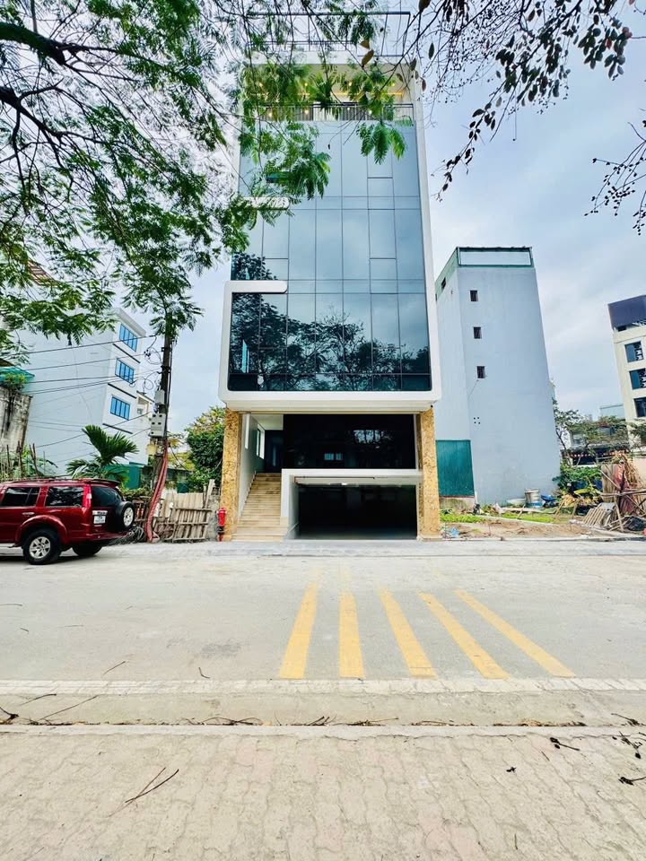 Tòa văn phòng Cổ Linh Long Biên 8 tầng - Cho thuê 100 triệu/tháng - Thiết kế hiện đại!