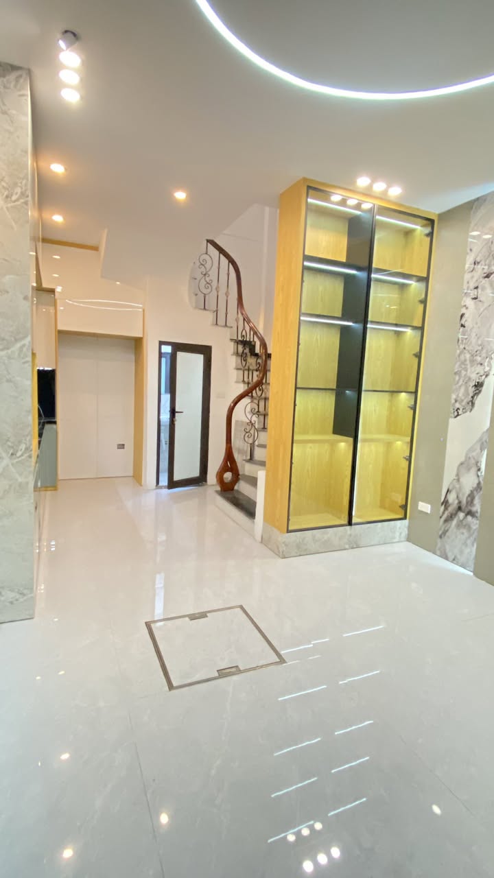 Nhà Xuân La 35m² giá thỏa thuận - Ô tô đỗ cổng, nội thất đầy đủ!