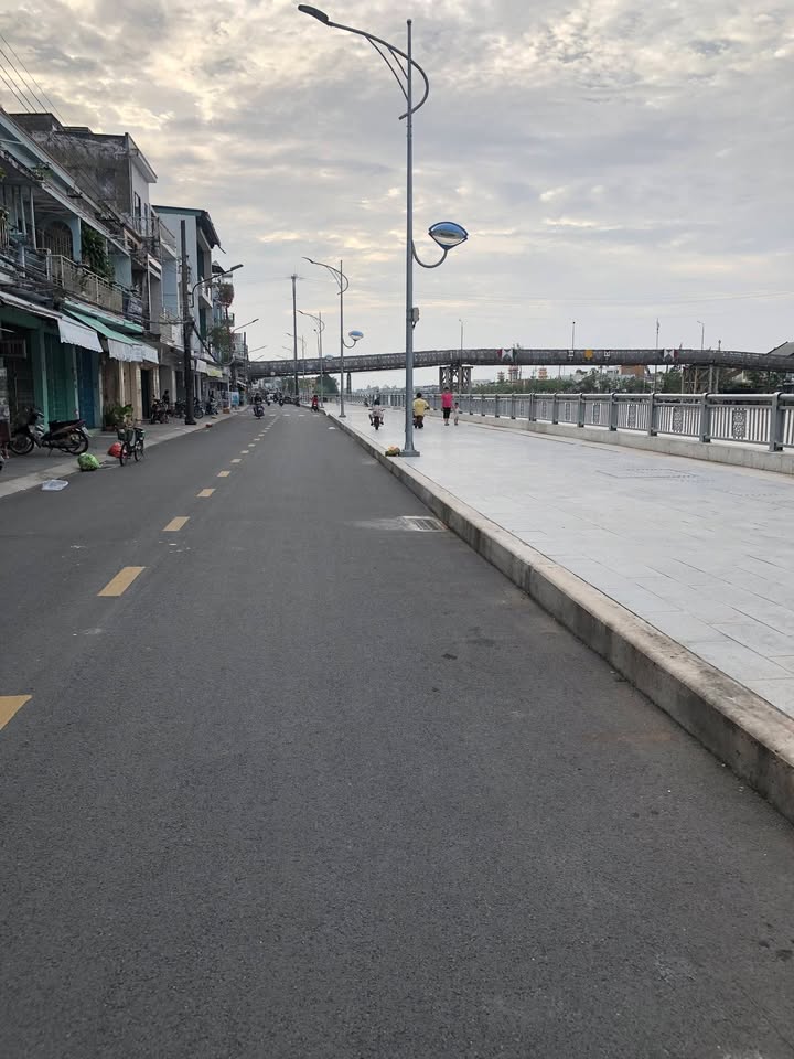 Nhà phố Cao Lãnh 85m² giá 4.8 tỷ - Mặt tiền đường Nguyễn Huệ, sẵn sàng vào ở!