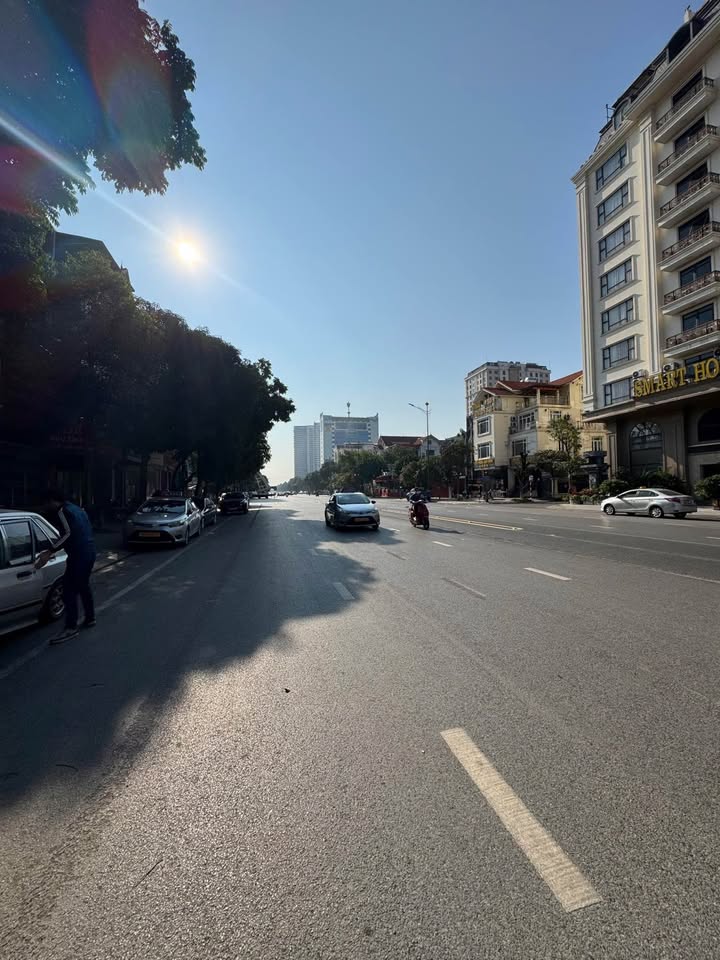 Nhà 4 tầng mặt đường Huyền Quang, 95m² giá 23 tỷ - Kinh doanh đắc địa!