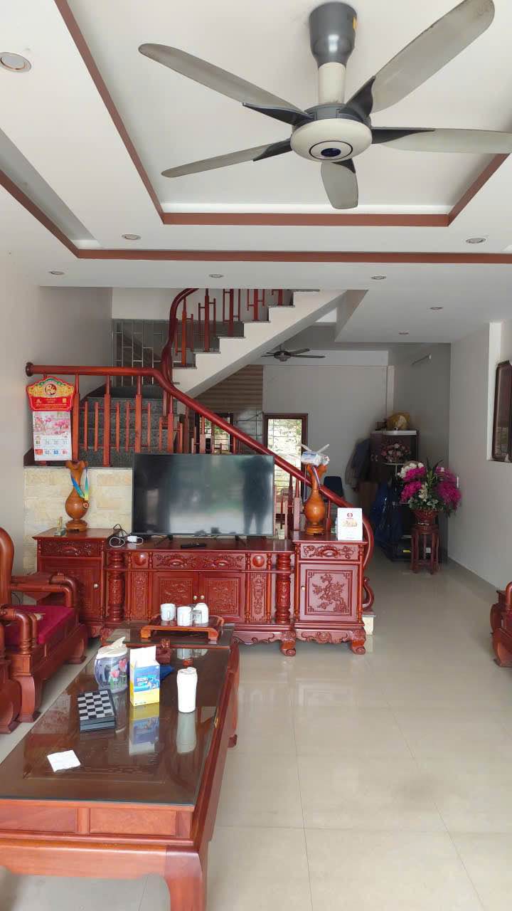 Nhà 2 Tầng 1 Tum đường Tùng Tung, Cam Đường, Lào Cai - Thiết kế hiện đại, giá 3 tỷ thương lượng!