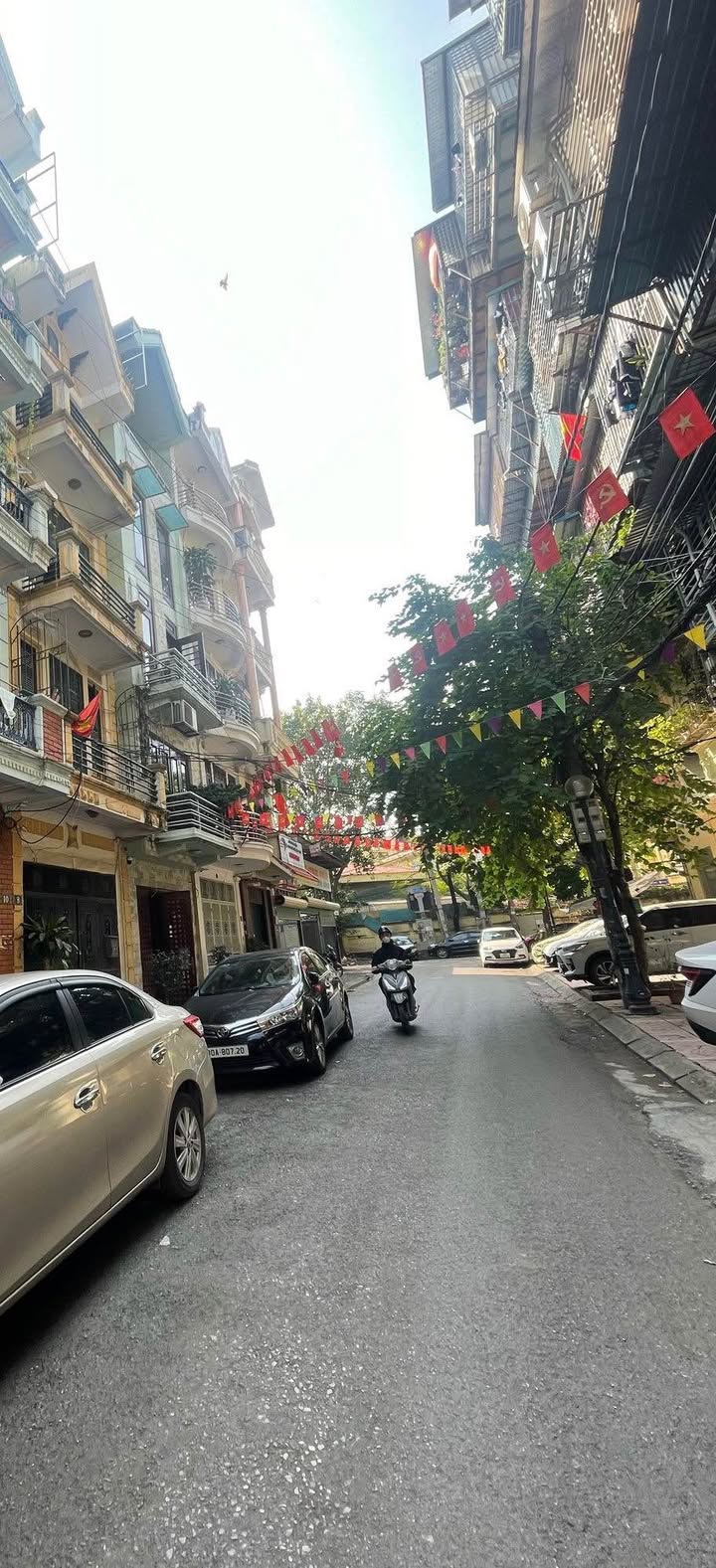 Đất nền Nguyễn Khánh Toàn, Cầu Giấy 100m² giá 40 tỷ - Mặt tiền rộng, ô tô tránh!