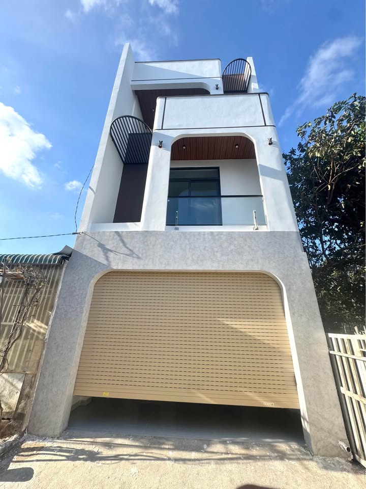 Nhà 3 tầng hẻm cấp 1 Hà Huy Tập, 180m² giá 4.2 tỷ - Thiết kế hiện đại, sẵn sàng ở ngay!