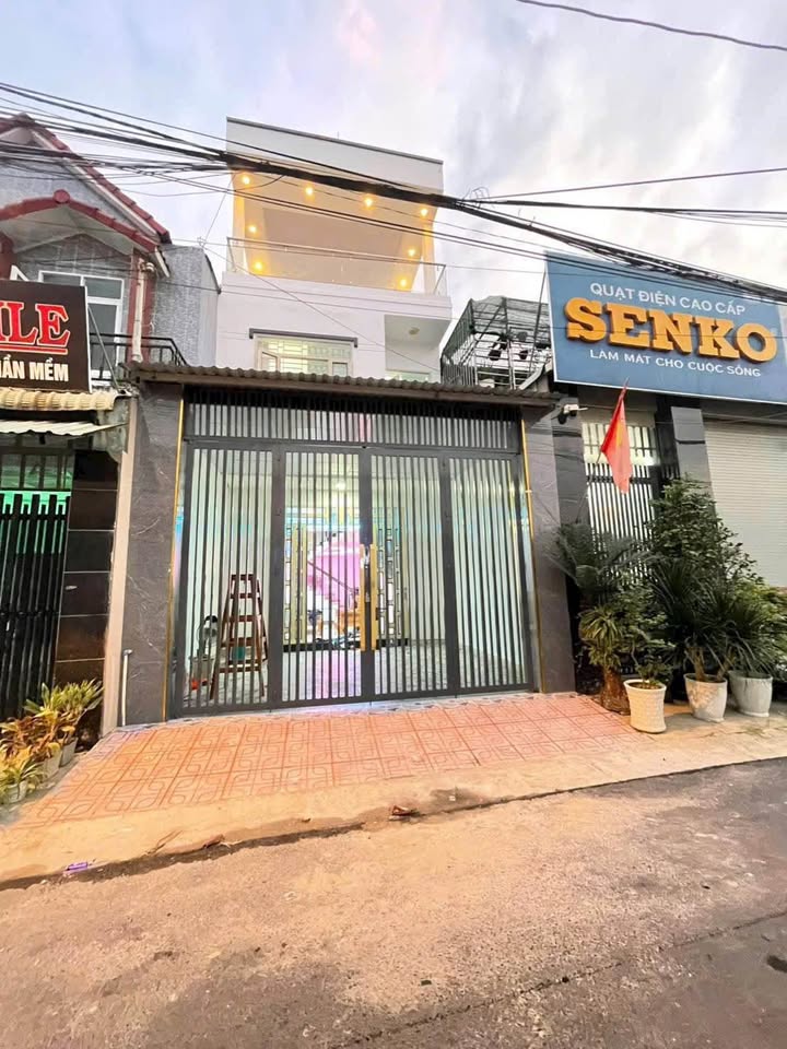 Nhà 1 trệt 2 lầu Tân Thạnh Tây Củ Chi 100m² giá 4.5 tỷ - Sẵn sàng vào ở!