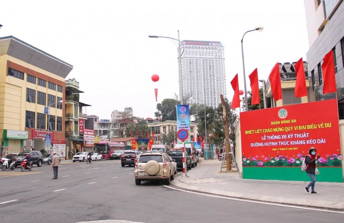 Nhà mặt tiền đường Huỳnh Thúc Kháng, Đống Đa 30m² - Thang máy Nhật, cho thuê giá tốt!