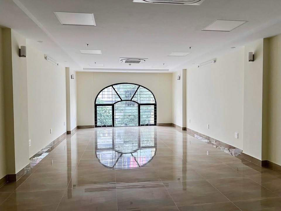 Nhà Mặt Phố Hoàng Cầu Đống Đa 125m² - Kinh Doanh Đắc Địa, Thang Máy Hiện Đại!