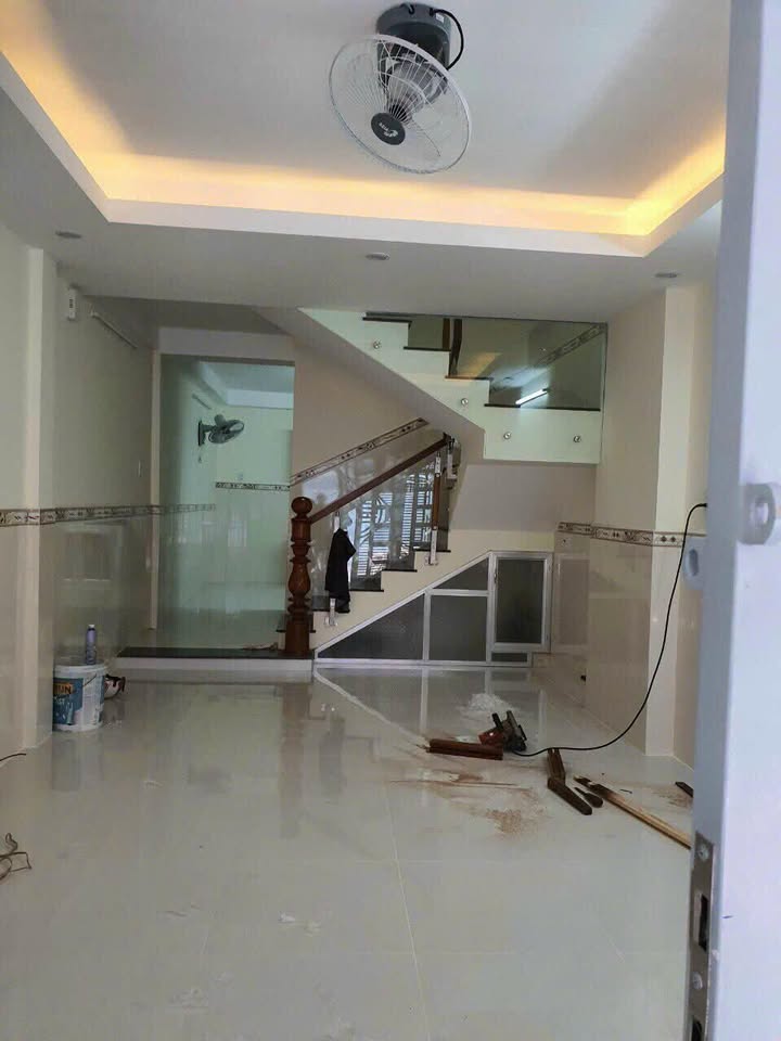 Nhà cho thuê Lạc Long Quân Quận 11 42m² giá 15 triệu - Tiện nghi đầy đủ, xe hơi vào tận cửa!