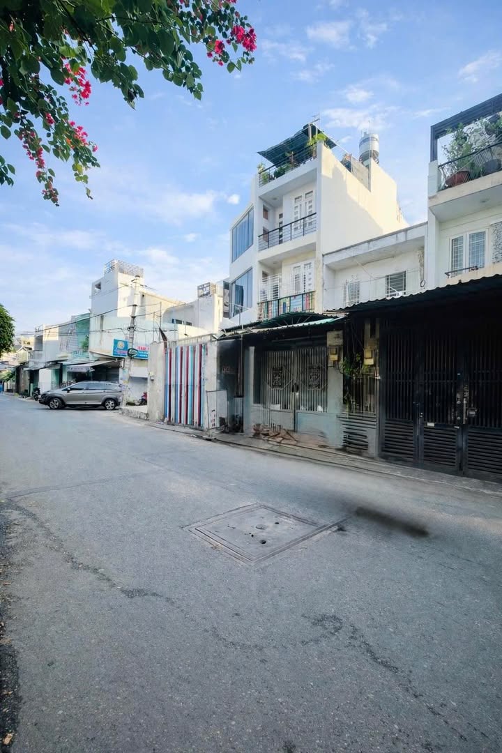 Nhà phố 3 tầng Bình Tân 76m² giá 6.6 tỷ - Hàng hiếm gần hẻm 8m!