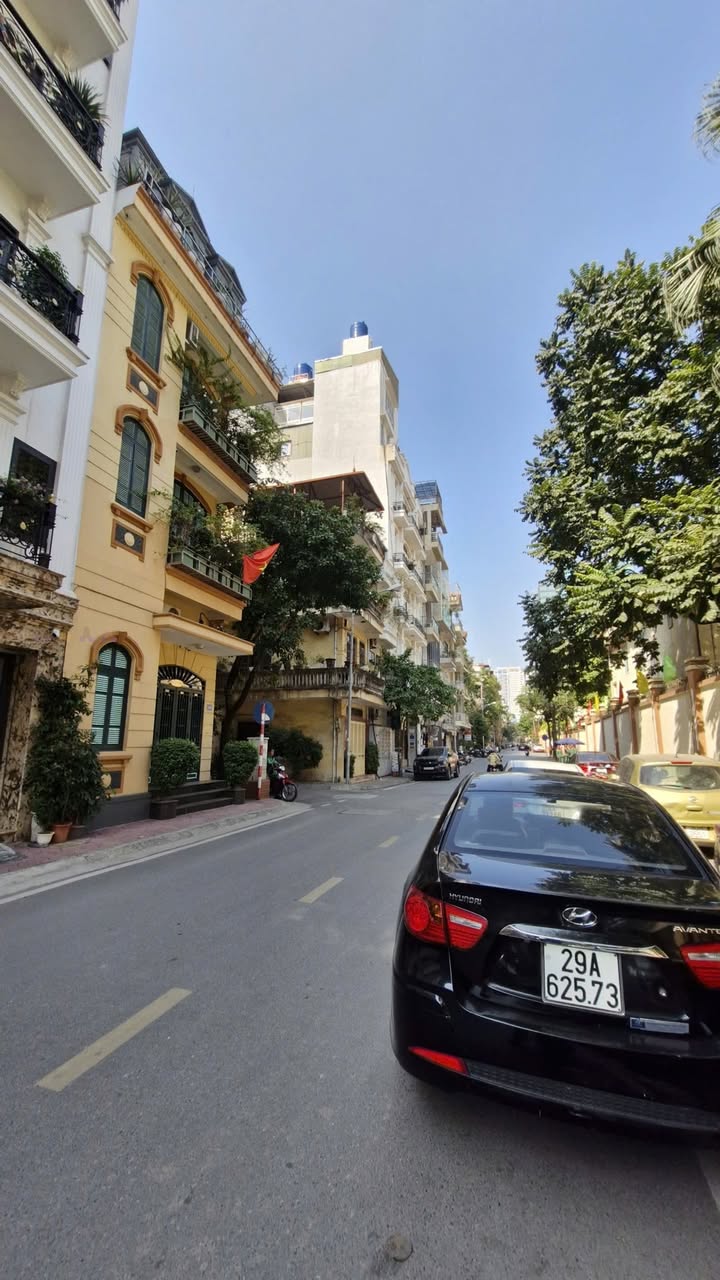 Nhà mặt phố Cầu Giấy 37m² giá 21.5 tỷ - Kinh doanh phát triển, an ninh tuyệt đối!