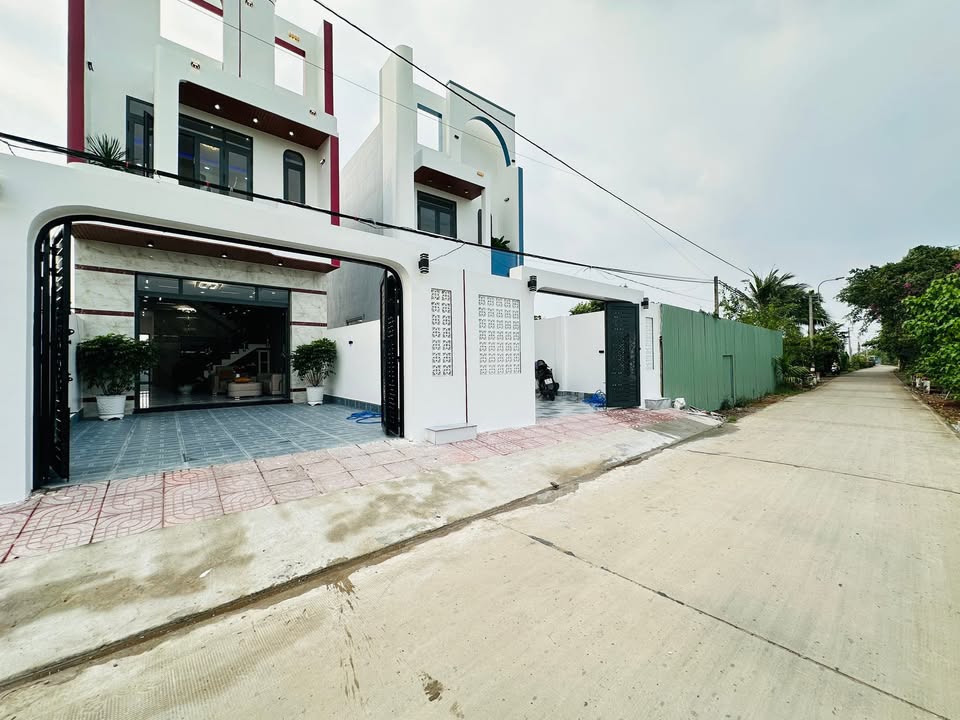 Nhà phố Hưng Long, Bình Chánh 115m² giá 3.2 tỷ - Sổ hồng riêng, thuận tiện di chuyển!