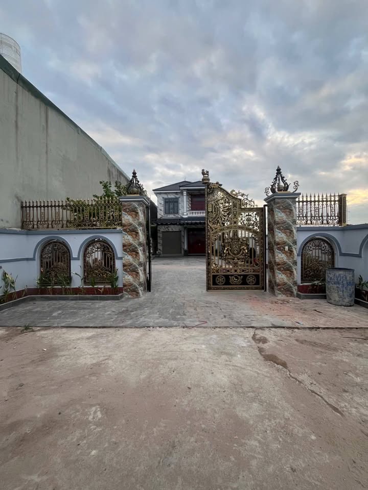 Nhà bán ấp Rừng Dầu, Đức Hòa, Long An 410m² giá 6 tỷ - Thiết kế hiện đại với sân vườn và hồ cá koi!