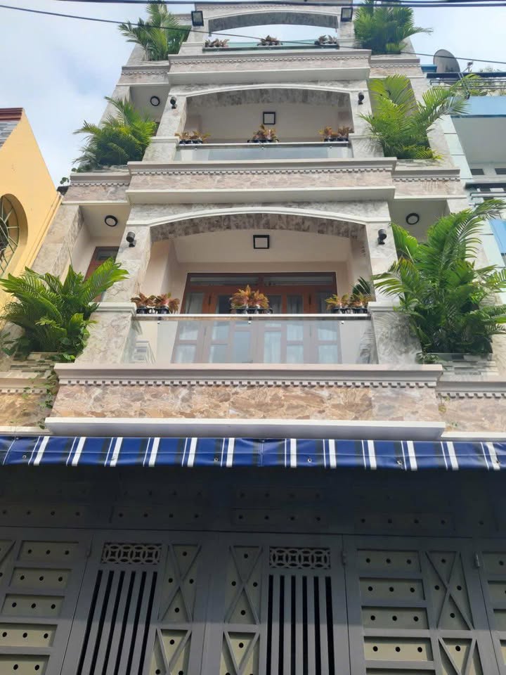 Nhà phố Lạc Long Quân, Q11 82m² - Sổ đỏ chính chủ, ô tô nhỏ vào được!