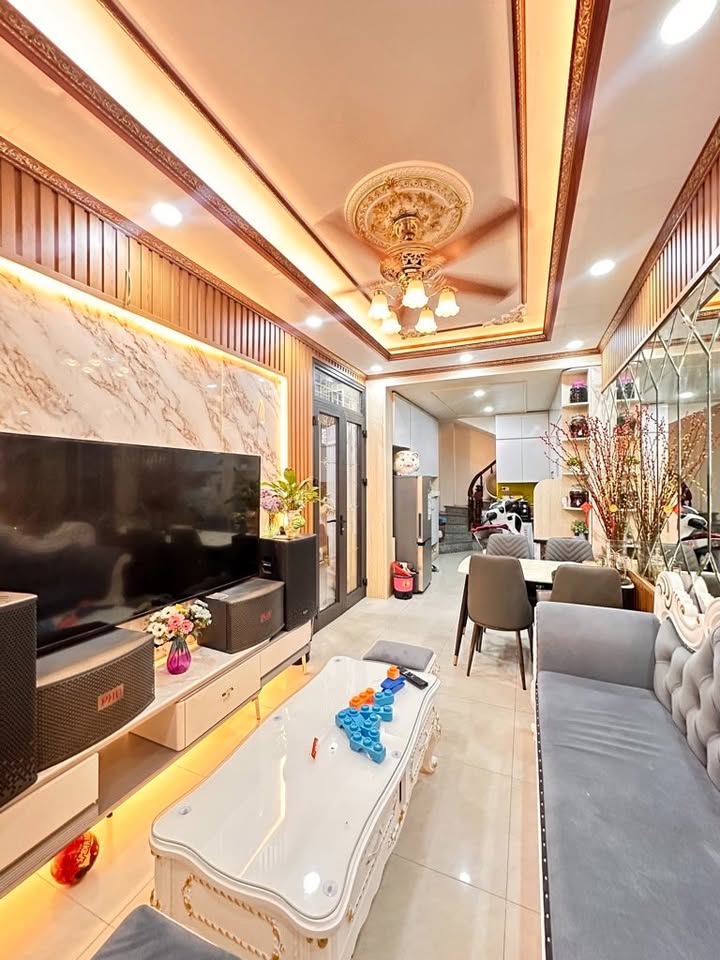 Nhà riêng Cầu Giấy 38m² giá 7.2 tỷ - Lô góc thoáng mát, gần phố