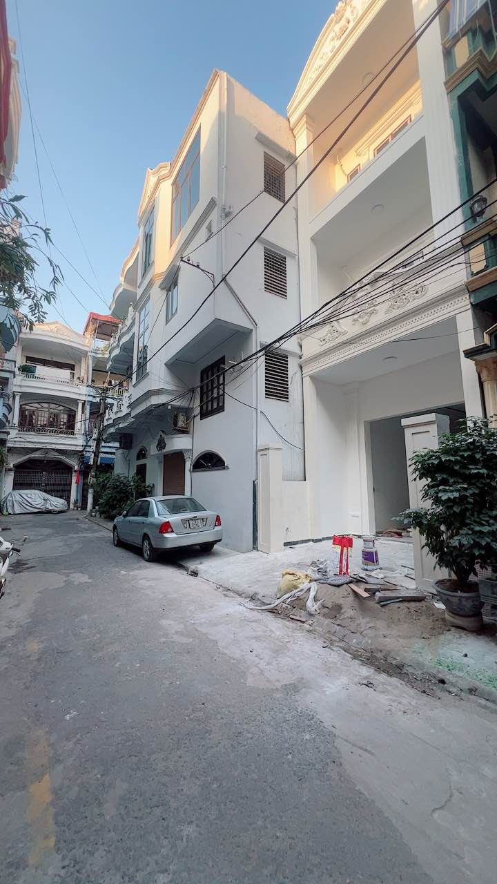 Nhà đẹp 3,5 tầng Trần Nguyên Hãn 70m² giá 7.999 tỷ - Khu phân lô văn minh