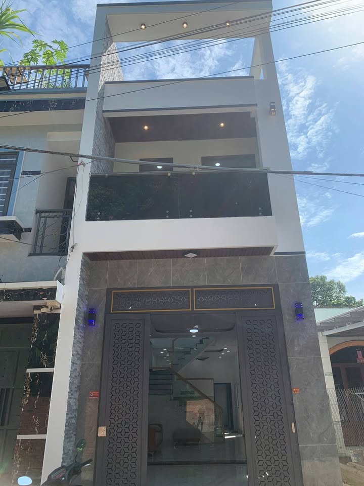 Nhà bán Phường Tân Hạnh Dĩ An 85m² giá 3.25 tỷ - Đầy đủ tiện nghi, sẵn sàng vào ở!