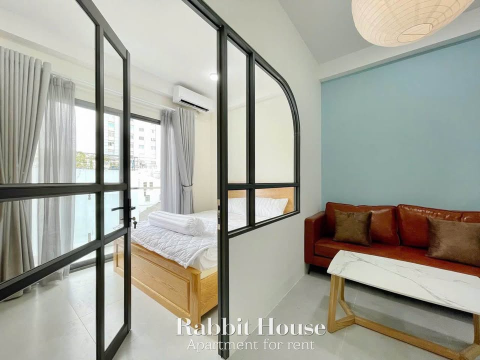Căn hộ cho thuê quận 1 45m² giá 14 triệu - Không gian sáng thoáng với ban công lớn!